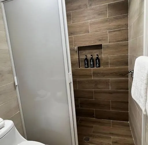 One Or 2 Bedrooms With Lock Off In Apartment *