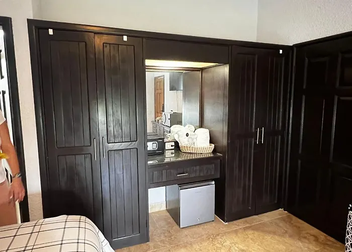 One Or 2 Bedrooms With Lock Off In Apartment *